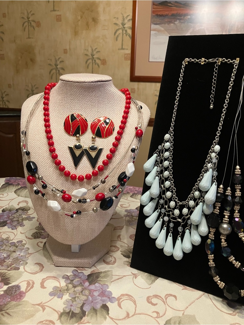 BUNDLE SALE 7 NECKLACES AND 2 PAIRS OF PIERCED EARRINGS. - Picture 9 of 13